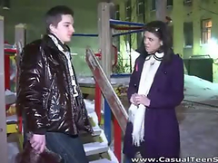 Русская девушка с длинными темными волосами пригласила парня к себе